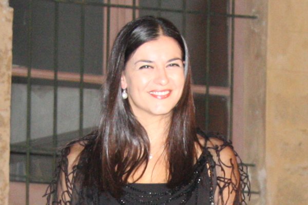 Maria Elisa Di Fatta canta al microfono